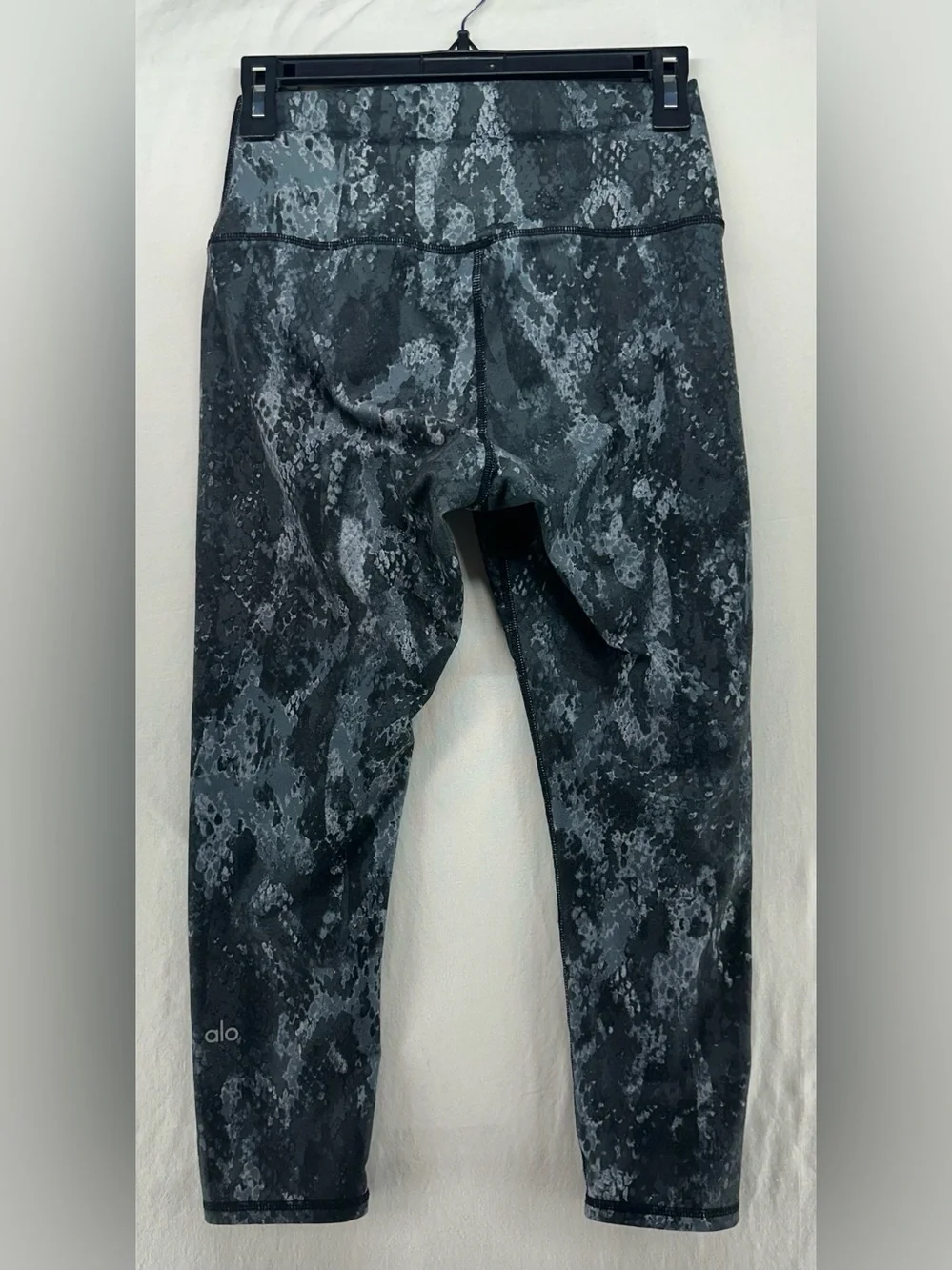 Alo Yoga Legging Airbrush Cropped‎ Capri High Rise Snakeskin Activewear Yoga M